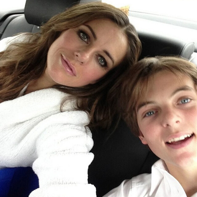 MANNEN I LIZ' LIV: Her tar Liz Hurley og sønnen Damian en selfie sammen. 13-åringen er et resultat av en het romanse med milliardæren Steve Bing (50). Foto: Xposure MANNEN I LIZ' LIV: Her tar Liz Hurley og sønnen Damian en selfie sammen. 13-åringen er et resultat av en het romanse med milliardæren Steve Bing (50). Foto: Xposure